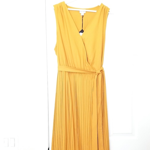 Sleeveless Maxi Dress - Picture 3 of 9
